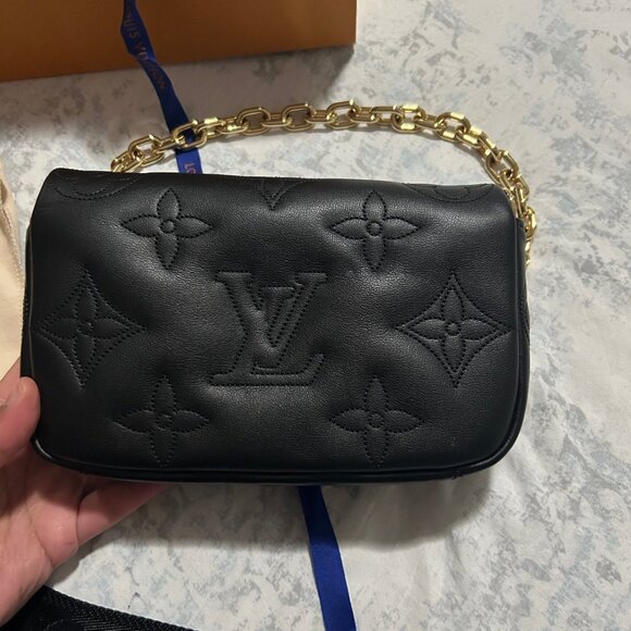 LOUIS VUITTON Wallet on Strap Bubblegram - Picture 4 of 8